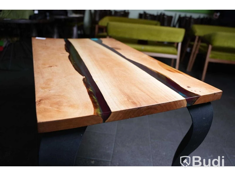 Matbord med epoxyinlägg