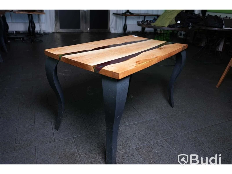 Matbord med epoxyinlägg