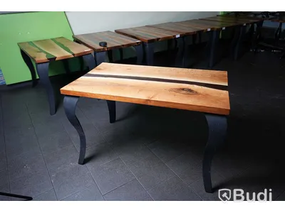 Matbord med epoxyinlägg