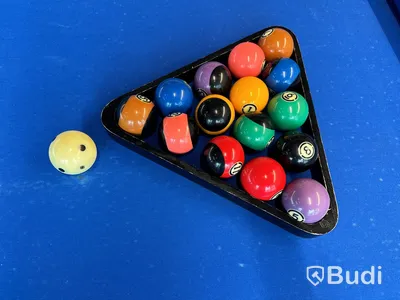 Biljardbord inklusive Biljardbollar och 4 st. biljardköer
