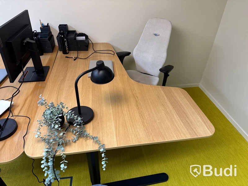 Höj- och sänkbart skrivbord med kontorsstol och bordslampa