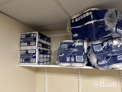 Kontorsförråd med diverse innehåll