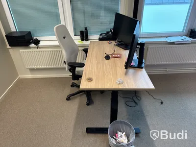 Höj- och sänkbart skrivbord med kontorsstol och 2 st. Datorskärmar