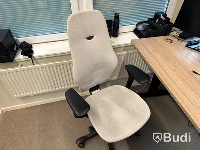 Höj- och sänkbart skrivbord med kontorsstol och 2 st. Datorskärmar