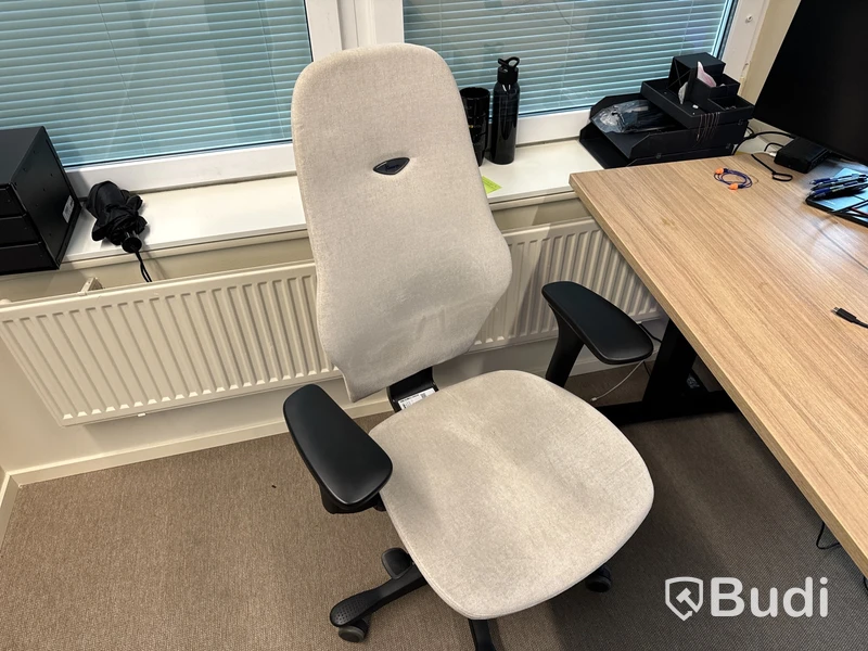 Höj- och sänkbart skrivbord med kontorsstol och 2 st. Datorskärmar