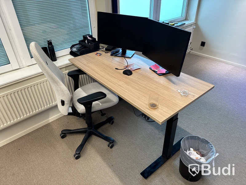 Höj- och sänkbart skrivbord med kontorsstol och 2 st. Datorskärmar