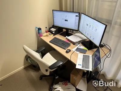 Höj- och sänkbart skrivbord med kontorsstol och 2 st. Datorskärmar