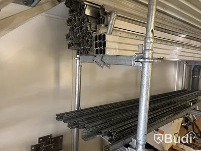 Parti med solpaneler och inverters, samt diverse tillbehör