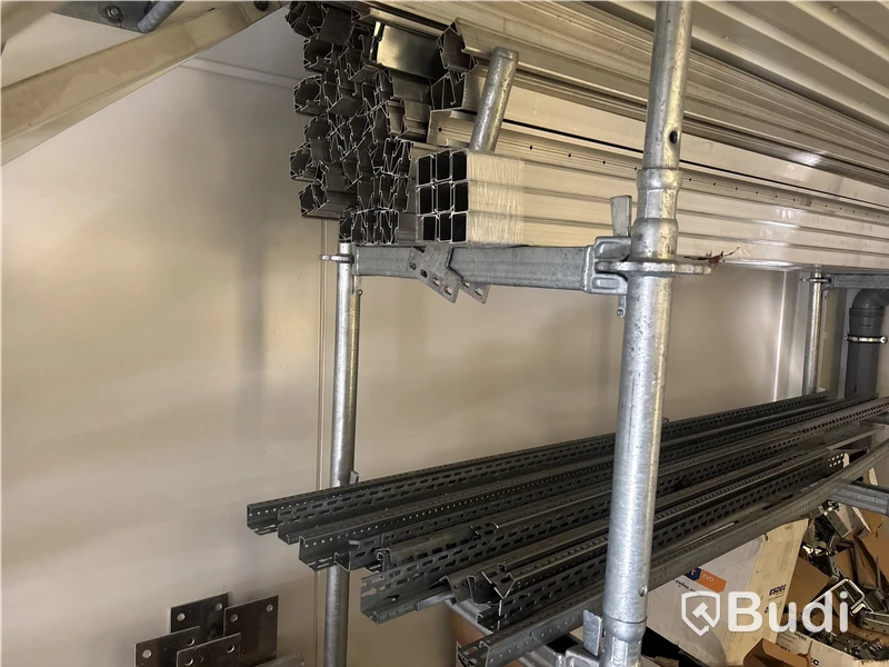 Parti med solpaneler och inverters, samt diverse tillbehör