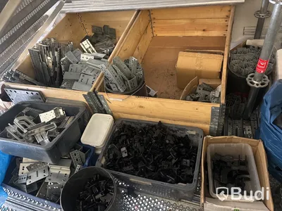 Parti med solpaneler och inverters, samt diverse tillbehör