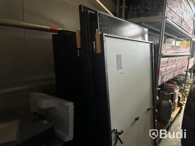 Parti med solpaneler och inverters, samt diverse tillbehör