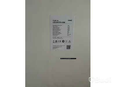 Parti med solpaneler och inverters, samt diverse tillbehör