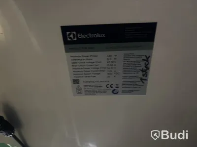 Parti med solpaneler och inverters, samt diverse tillbehör