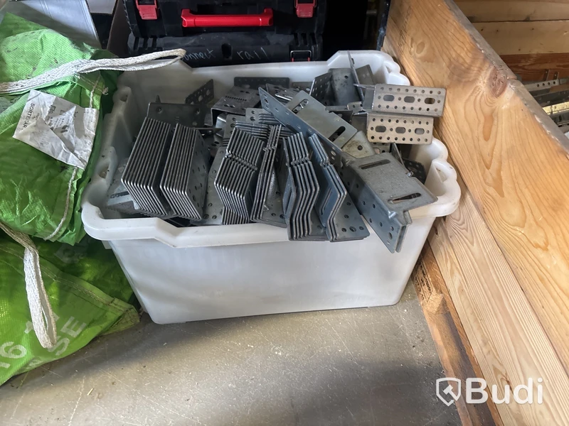 Parti med solpaneler och inverters, samt diverse tillbehör