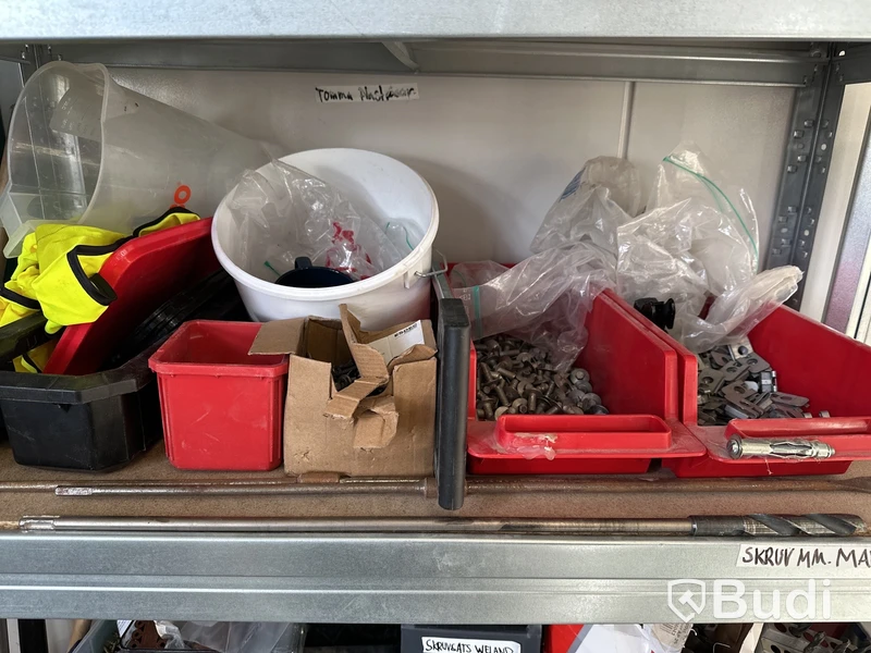 Parti med diverse redskap, soptunna, förbandsskåp, stege samt hylla och innehåll