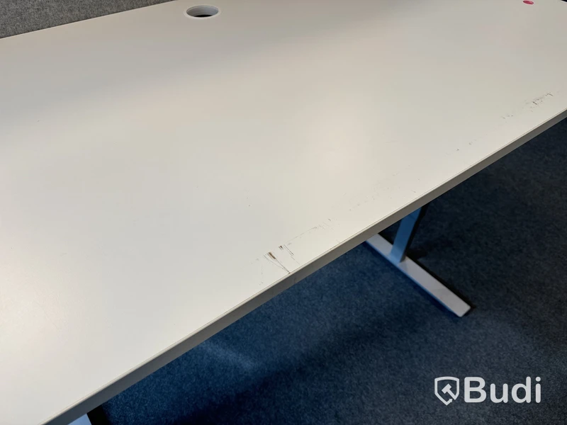 Höj- och sänkbart skrivbord med ljudisolerande skärm