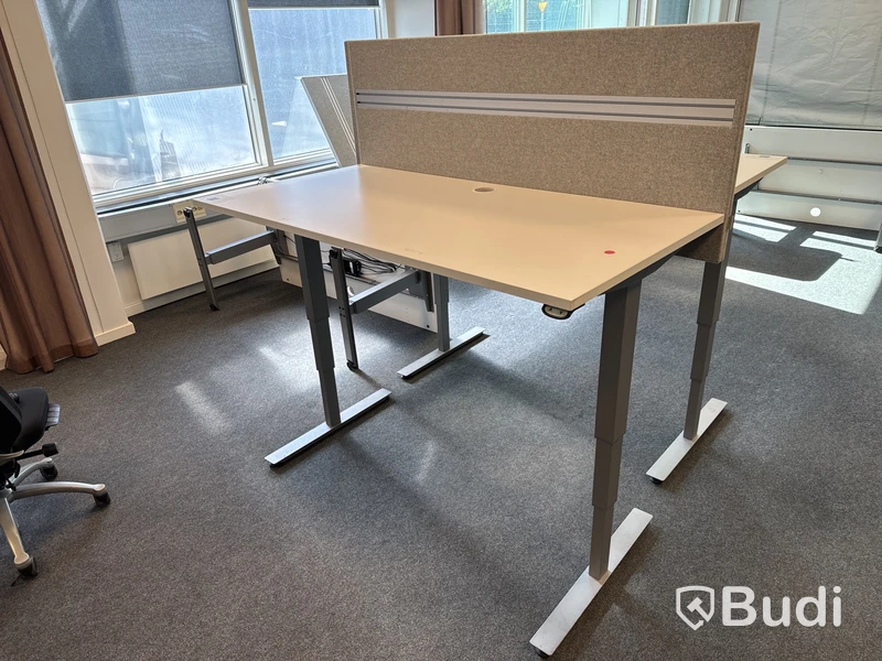 Höj- och sänkbart skrivbord med ljudisolerande skärm