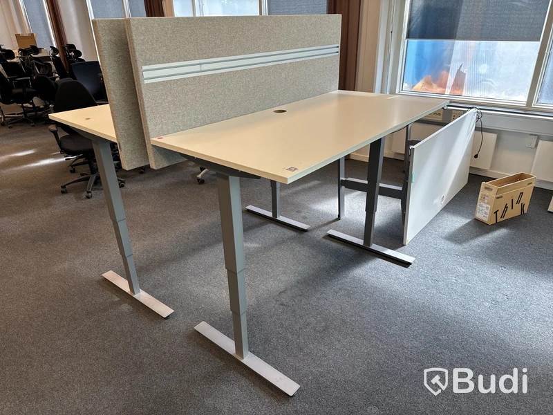 Höj- och sänkbart skrivbord med ljudisolerande skärm