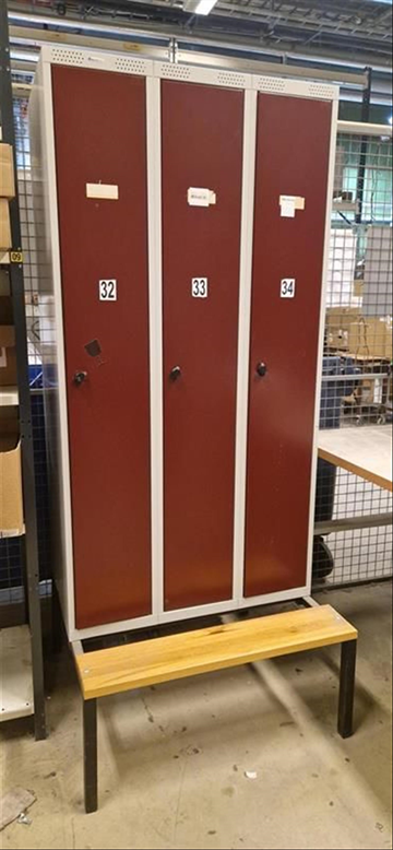 Klädskåp i metall nr 1