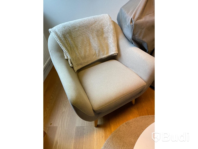 2 st fåtöljer samt bord