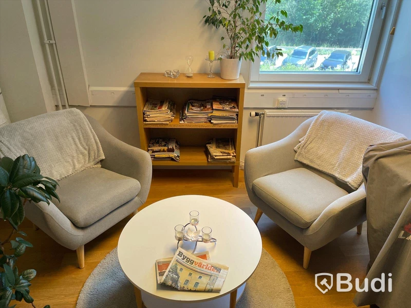 2 st fåtöljer samt bord