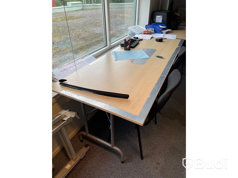 2 st skrivbord och 4 st stolar