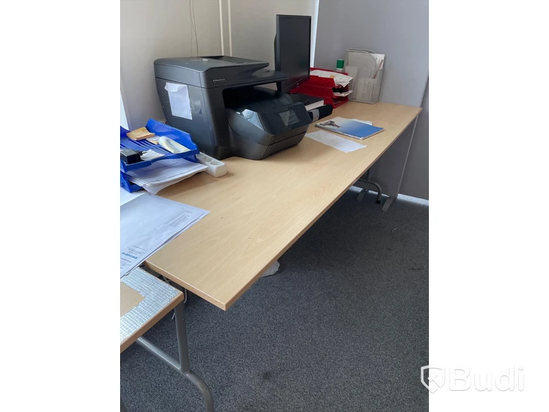 2 st skrivbord och 4 st stolar