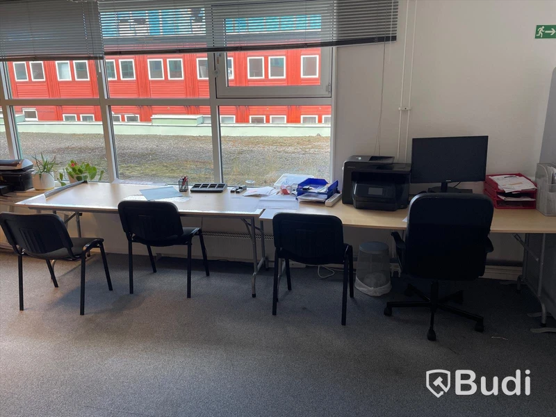 2 st skrivbord och 4 st stolar