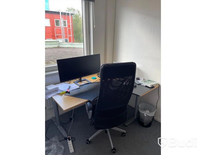 Höj- och sänkbart skrivbord och kontorsstol