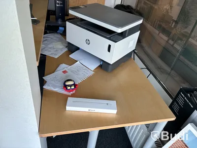 Kontorsmöbler, höj- & sänkbart bord m.m.