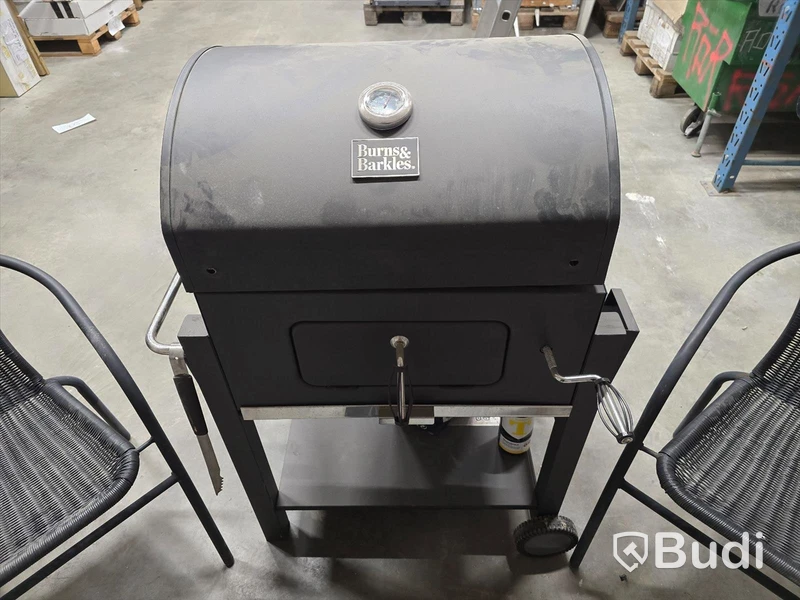 Kolgrill och 2 st. utestolar.