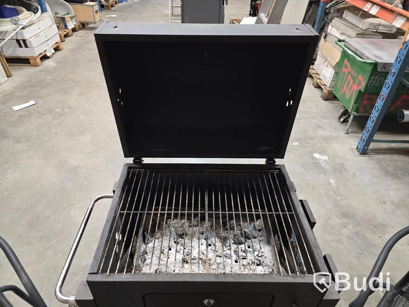 Kolgrill och 2 st. utestolar.