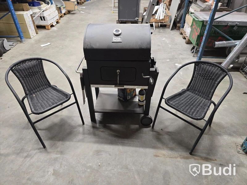 Kolgrill och 2 st. utestolar.