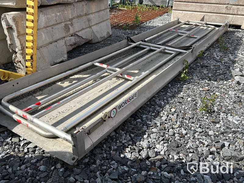 Gångbro ca 580cm lång med uppfällbara räcken