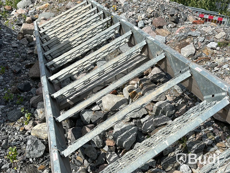 Trappa ca 4.8m, träreglar med metallsteg