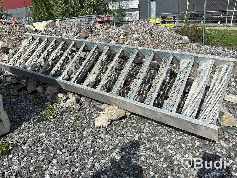 Trappa ca 4.8m, träreglar med metallsteg