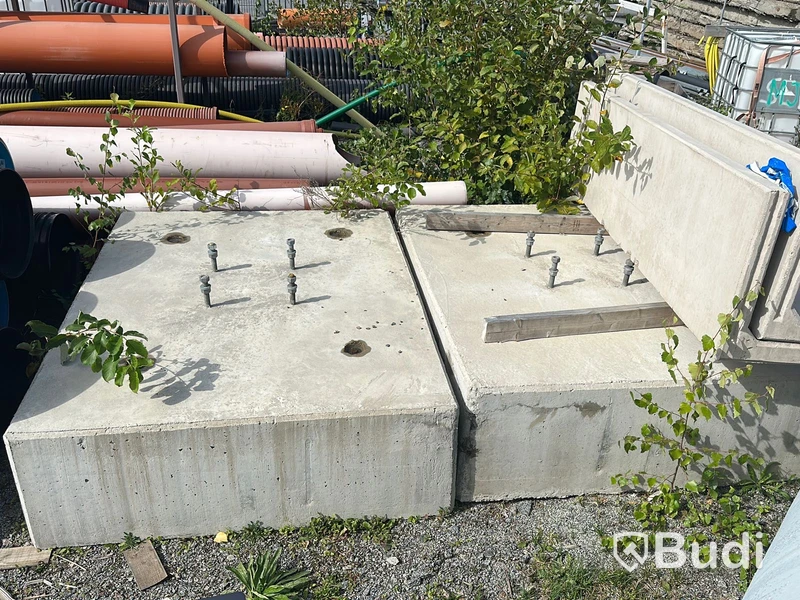 2st större trafikinformationsskyltar med betongfundament