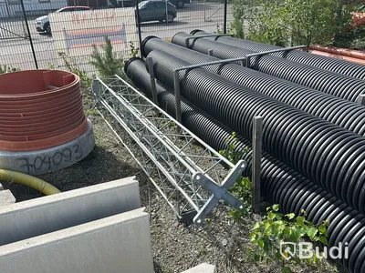 2st större trafikinformationsskyltar med betongfundament