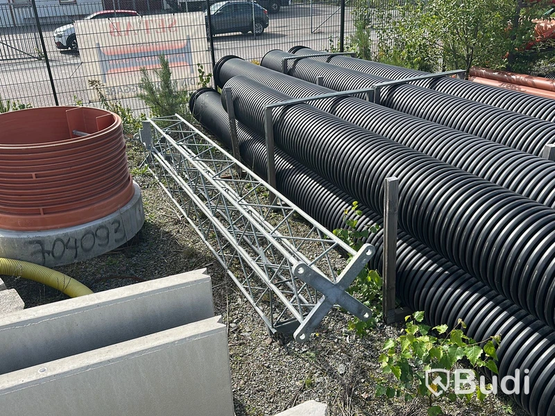2st större trafikinformationsskyltar med betongfundament