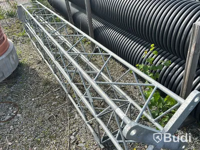 2st större trafikinformationsskyltar med betongfundament