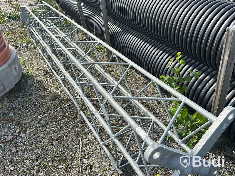 2st större trafikinformationsskyltar med betongfundament