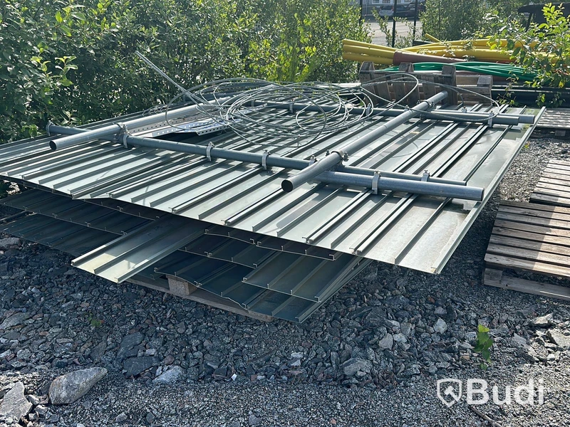 2st större trafikinformationsskyltar med betongfundament