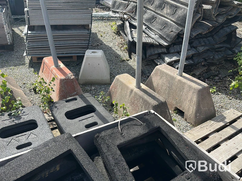 Stort parti vägskyltar med gummifötter och betongfötter