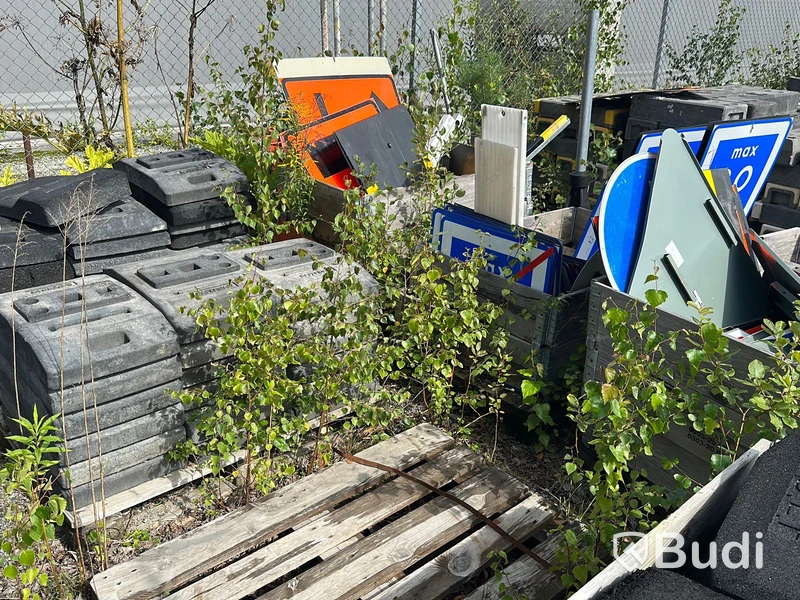Stort parti vägskyltar med gummifötter och betongfötter