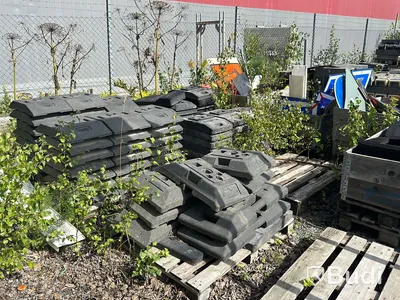 Stort parti vägskyltar med gummifötter och betongfötter