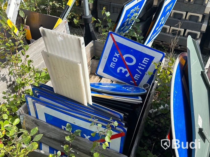 Stort parti vägskyltar med gummifötter och betongfötter
