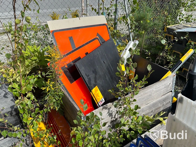 Stort parti vägskyltar med gummifötter och betongfötter