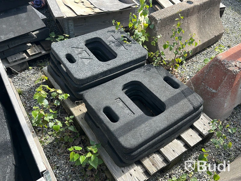 Stort parti vägskyltar med gummifötter och betongfötter