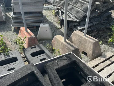 Stort parti vägskyltar med gummifötter och betongfötter