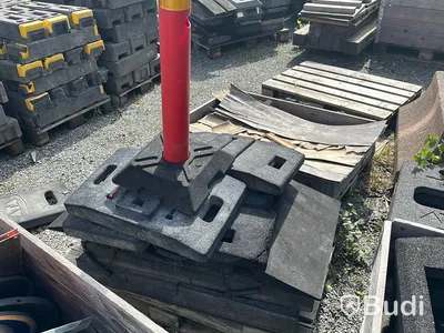 Stort parti vägskyltar med gummifötter och betongfötter